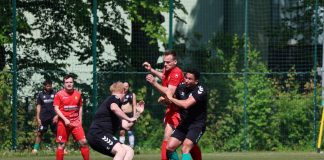 Umkämpfte Partie zwischen Eintracht 04 und Dornbreite II. Foto: Behnke Photograph.