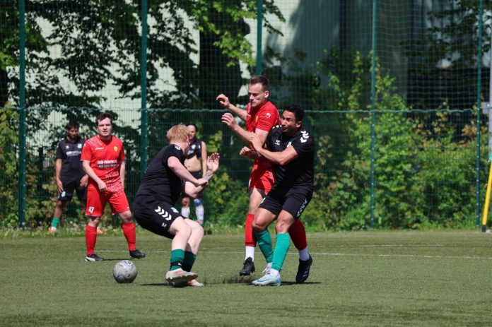 Umkämpfte Partie zwischen Eintracht 04 und Dornbreite II. Foto: Behnke Photograph.