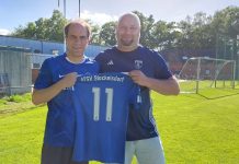 ATSV-Jugendleiter Steven Bartel präsentiert den Trainer Patrick Thoms für die neue B-Juniorinnen. Foto: ATSV Stockelsdorf/oH