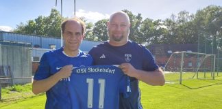 ATSV-Jugendleiter Steven Bartel präsentiert den Trainer Patrick Thoms für die neue B-Juniorinnen. Foto: ATSV Stockelsdorf/oH