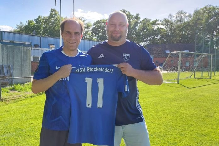 ATSV-Jugendleiter Steven Bartel präsentiert den Trainer Patrick Thoms für die neue B-Juniorinnen. Foto: ATSV Stockelsdorf/oH