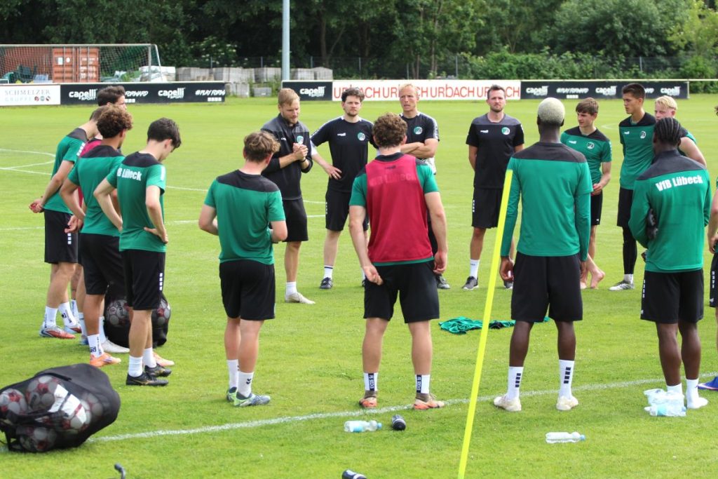 VfB Lübeck: Vier Probespieler – und nach zwei Einheiten schon das erste Testspiel 1 besprechung beim vfb lubeck @ VfB Lübeck: Vier Probespieler – und nach zwei Einheiten schon das erste Testspiel