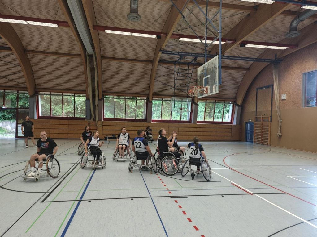 Ostseepokal geht an die Allstars 1 Drin das Ding: Marcel Kock (verdeckt) trifft im Finale für die Allstars. Foto: HL-SPORTS/Kalaß