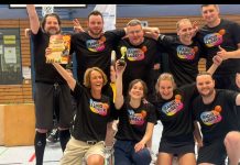 Das siegreiche Team: Hilke Kollmetz, Simca Schön, Greta Lierhaus, Dustin Hapke (vordere Reihe von links), Peer Wollmer, Marcel Kock, Christian Kalaß, Christian Klein, Maxim Kobzarenko (hintere Reihe von links). Foto: Hapke