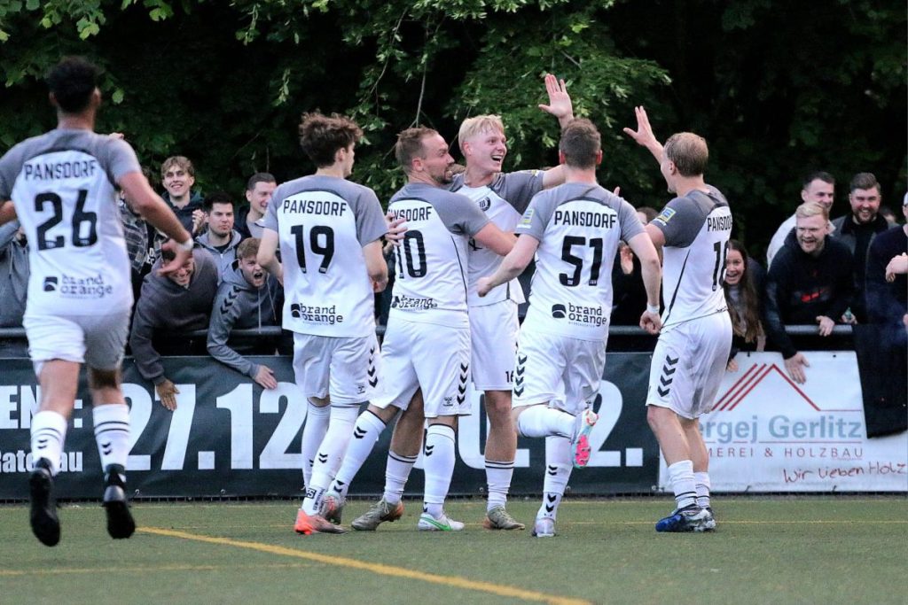 jubel pansdorf 2 @ Der Einwurf ins Glück: TSV Pansdorf II steigt in die Verbandsliga auf