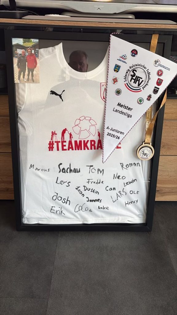 „Perfekt, obergeil, meisterlich“ – JFV Lübecks A2 krönt Traumsaison mit dem Titel 1 krause trikot @ „Perfekt, obergeil, meisterlich“ – JFV Lübecks A2 krönt Traumsaison mit dem Titel