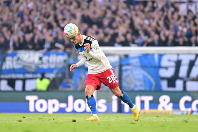 Miro Muheim trifft den Ball mit dem Kopf