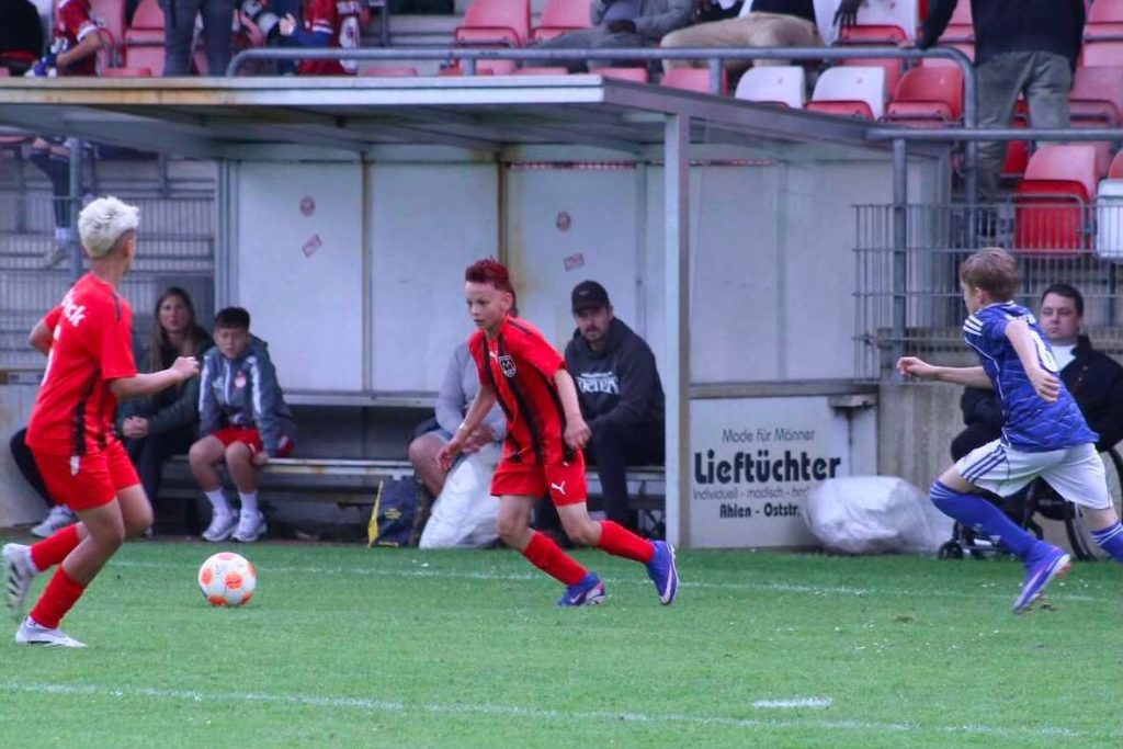 JFV Lübeck erlebt internationales Top-Turnier in Ahlen: Mutprobe, Meilensteine und magische Momente im Wersestadion 1 spielszene jfv @ JFV Lübeck erlebt internationales Top-Turnier in Ahlen: Mutprobe, Meilensteine und magische Momente im Wersestadion
