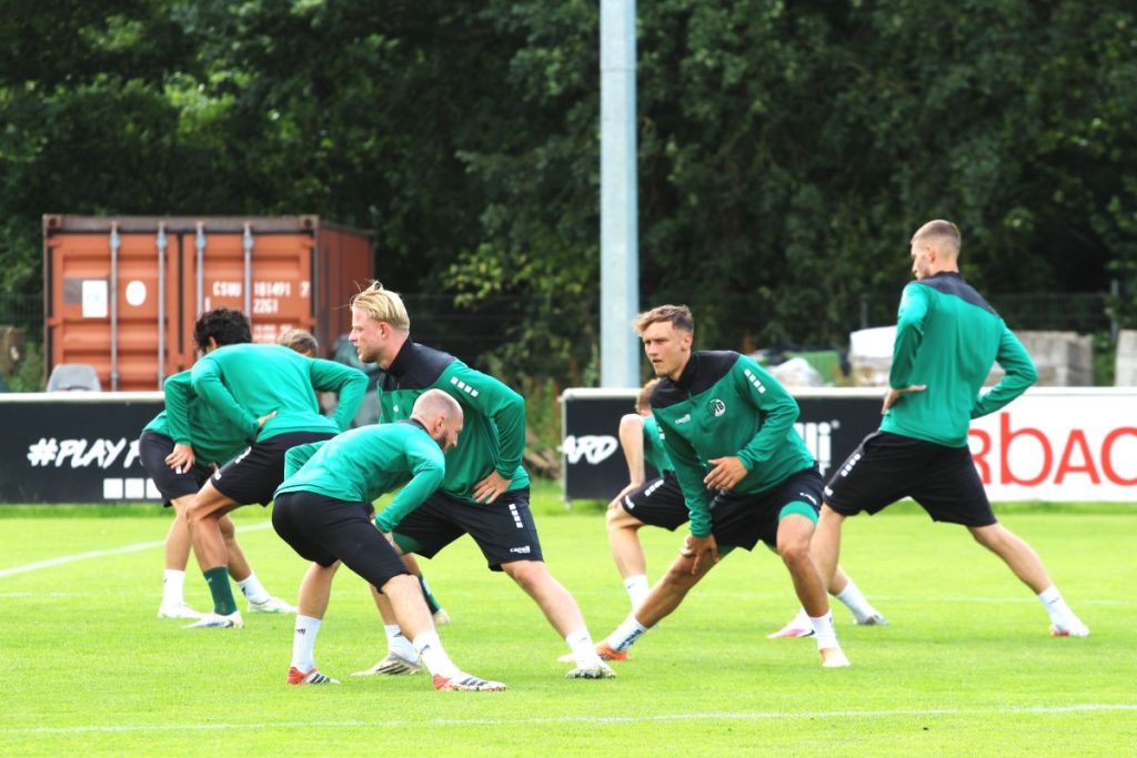 aufwarmen mit tom kankowski jonas dittrich r @ VfB Lübeck: Trio legt am Hauptbelastungstag langsam los – Cheftrainer ist generell vorsichtig