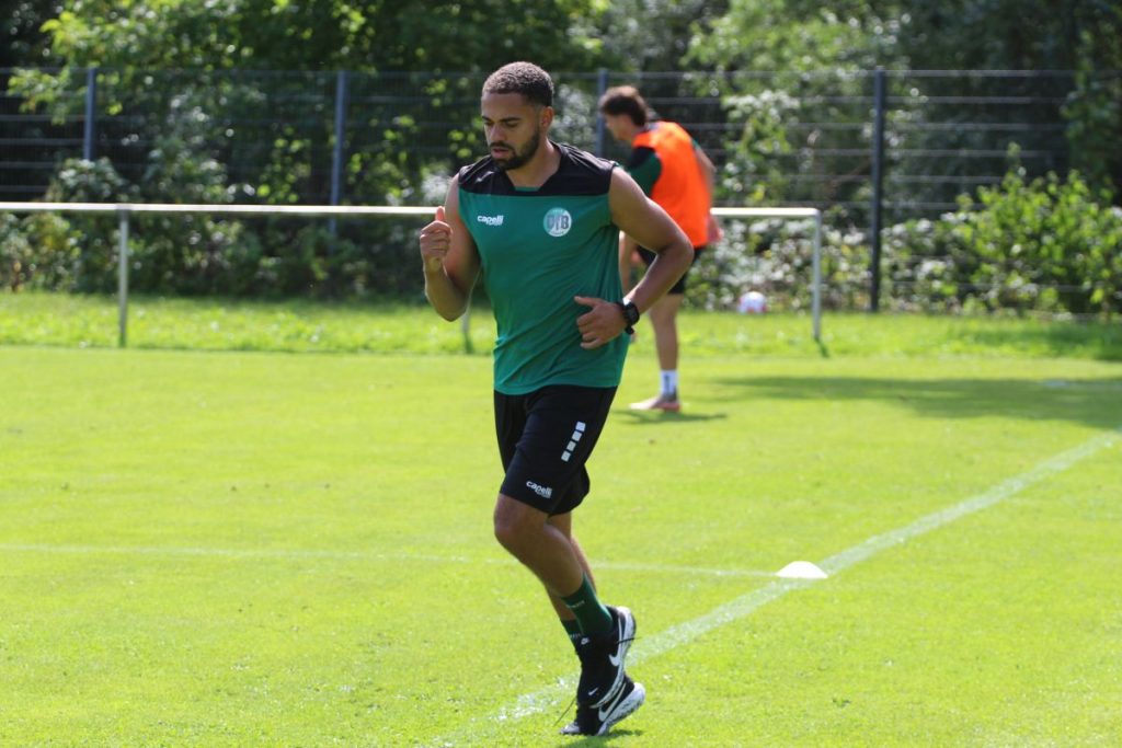 luis coordes im lauftraining an der lohmuhle @ VfB Lübeck: Vorstand schaut Training, Fahrgemeinschaften in Mode - Coordes läuft