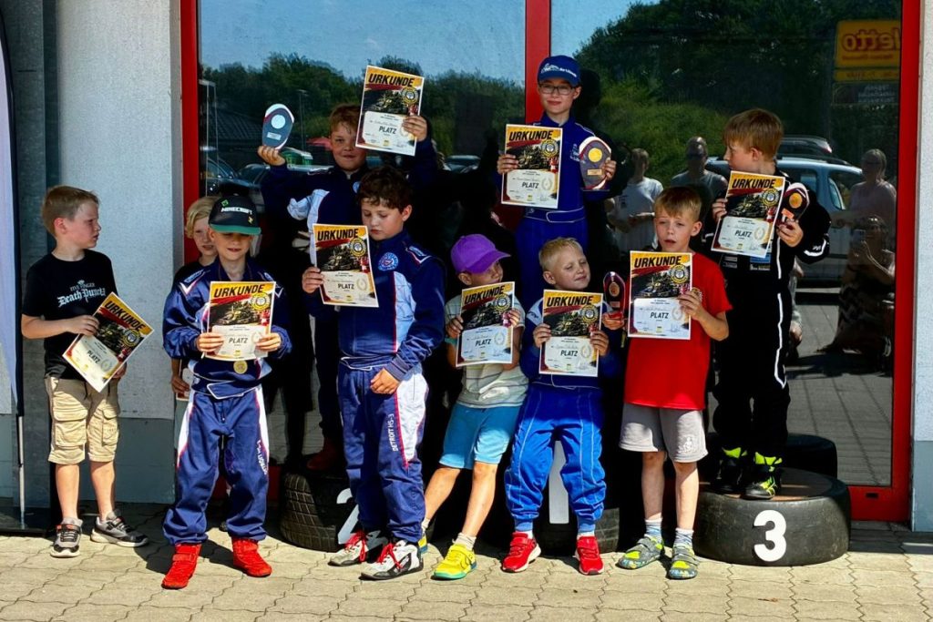 Av Lübeck mischt im Titelrennen kräftig mit 1 siegerehrung klasse 1 002 @ Av Lübeck mischt im Titelrennen kräftig mit