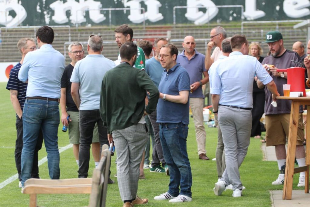 sponsoren plausch auf der lohmuhle @ VfB Lübeck: Neuer Coach gleich mit Doppelschicht im Stadion