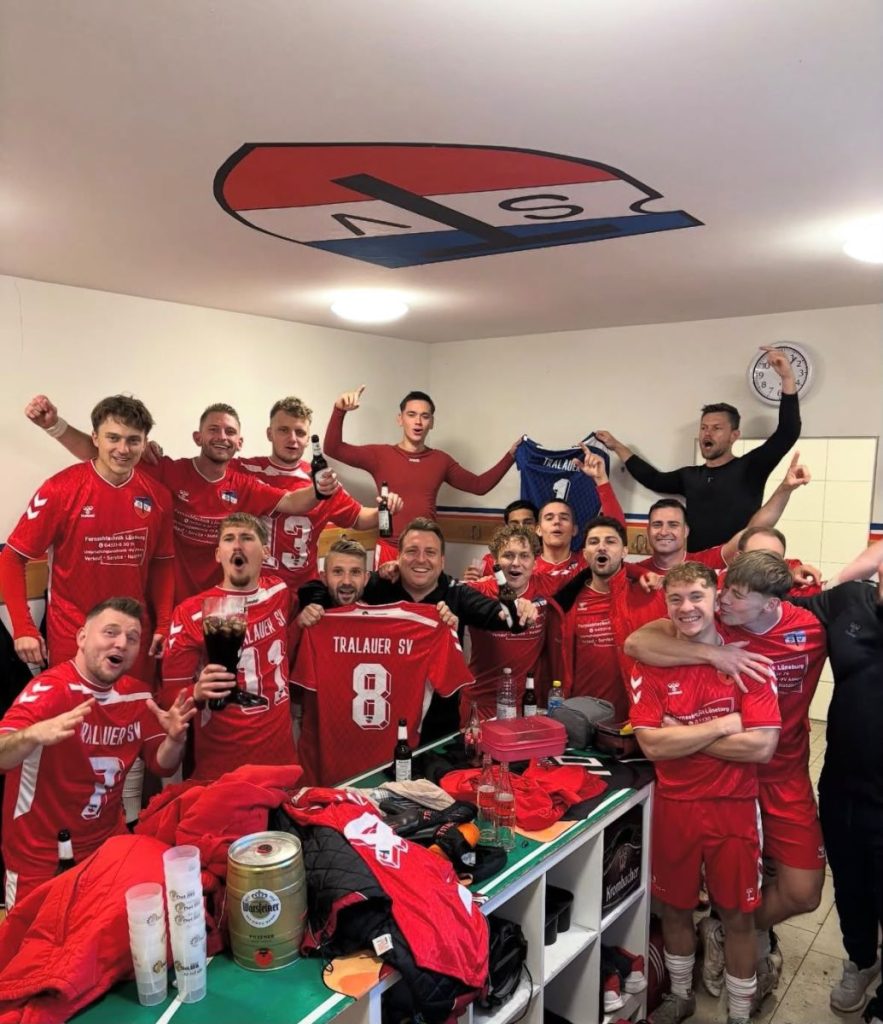 Vom B-Klassisten zum Kreisliga-Spitzenteam: Beeindruckende Entwicklung beim Tralauer SV 2 tralau kabine @ Vom B-Klassisten zum Kreisliga-Spitzenteam: Beeindruckende Entwicklung beim Tralauer SV