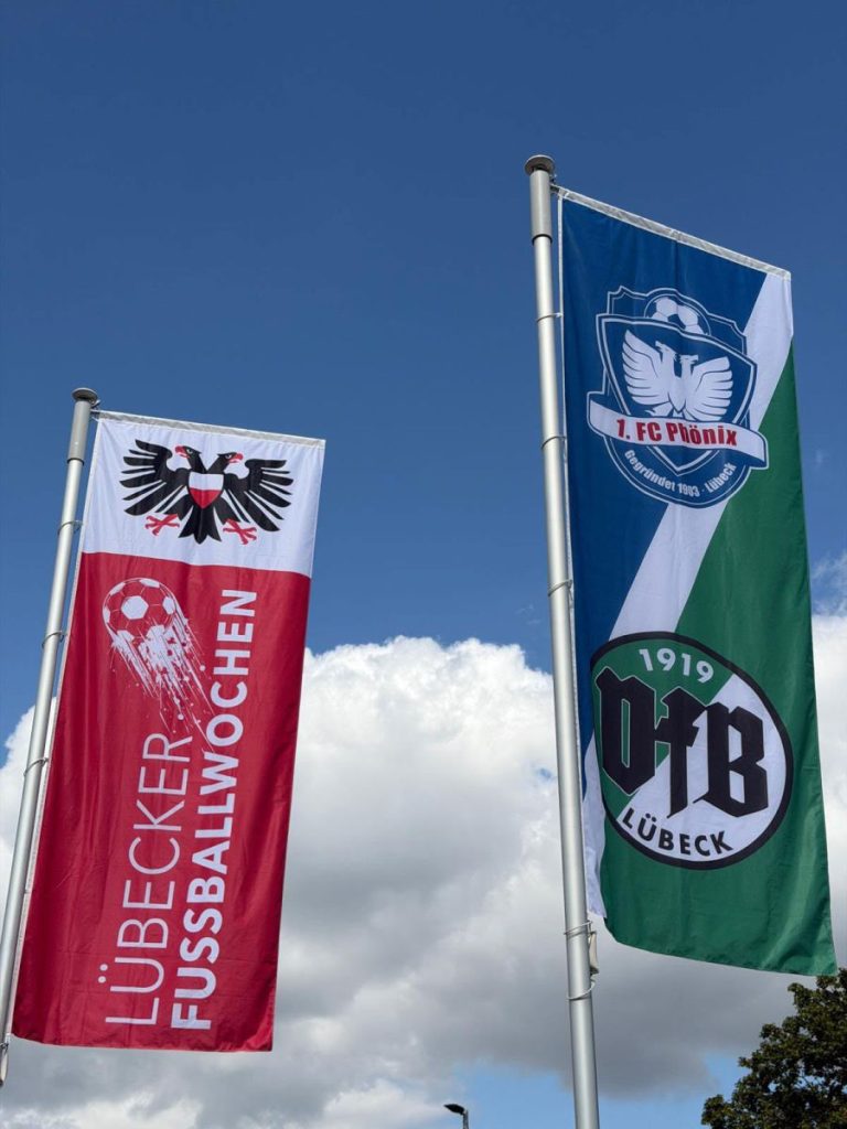 fahnen @ Schulterschluss zwischen VfB Lübeck und 1. FC Phönix
