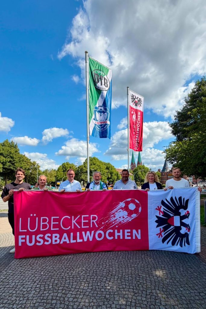 fahnen3 @ Schulterschluss zwischen VfB Lübeck und 1. FC Phönix