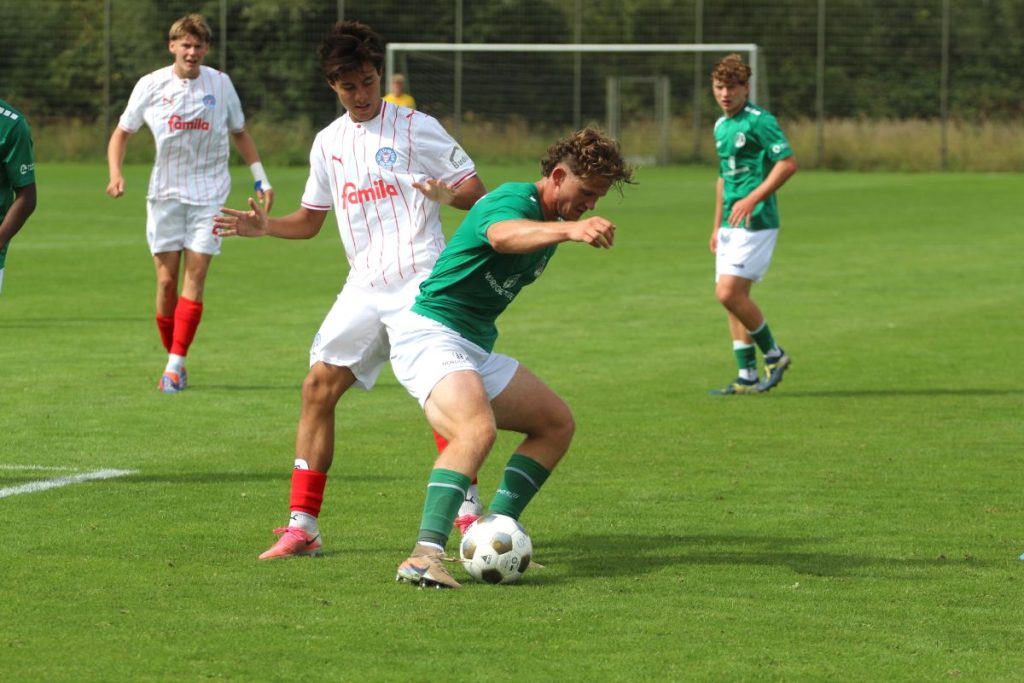 VfB Lübeck II wird Grenzen aufgezeigt – Erfolgsserie des SC Rapid ist gerissen 1 kevin hahn kiel im zweikampf mit torben sachau vfb ii @ VfB Lübeck II wird Grenzen aufgezeigt – Erfolgsserie des SC Rapid ist gerissen