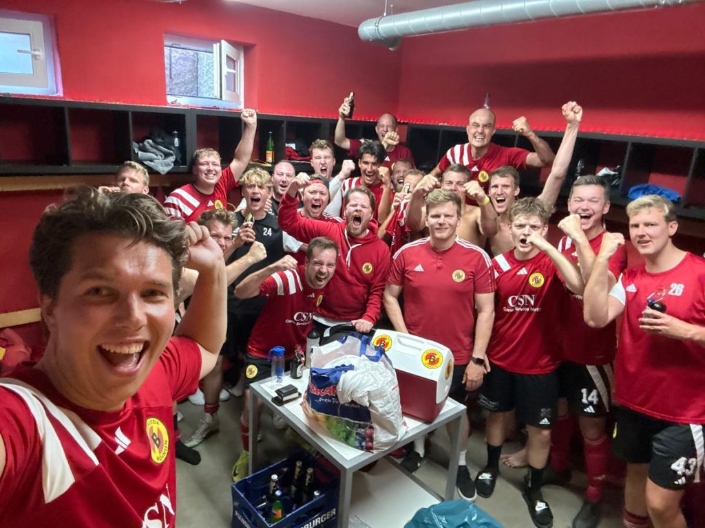 Lucky-Punch in der Nachspielzeit: Tralauer SV beendet Segeberger Siegesserie 4 mohnsen kabinenjubel @ Lucky-Punch in der Nachspielzeit: Tralauer SV beendet Segeberger Siegesserie