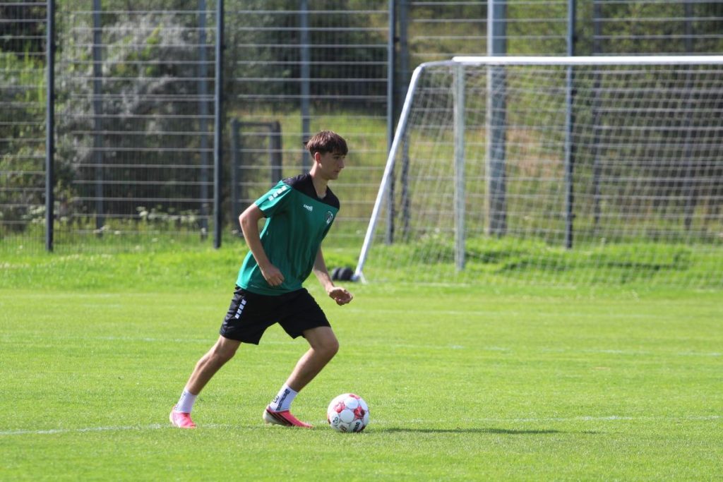VfB Lübeck: Kommunikation ist extrem wichtig – Austausch mit Außenbahnspielern 1 quentin nordmeier probekicker vfb @ VfB Lübeck: Kommunikation ist extrem wichtig – Austausch mit Außenbahnspielern
