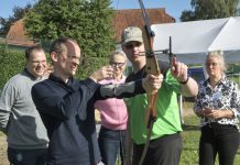 Austausch mit Spaß: Politik und Wirtschaft meets Bogensport
