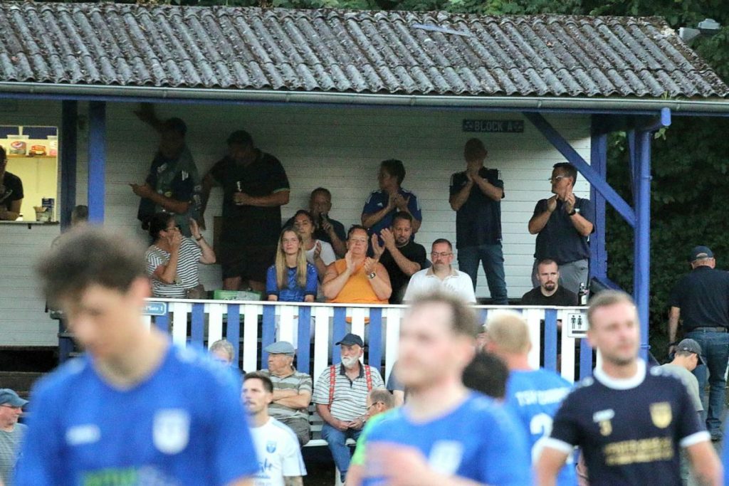 „Ballerbude“ und Zusammenhalt: Ein Aufsteiger mischt die Liga auf 2 ballerbude @ „Ballerbude“ und Zusammenhalt: Ein Aufsteiger mischt die Liga auf