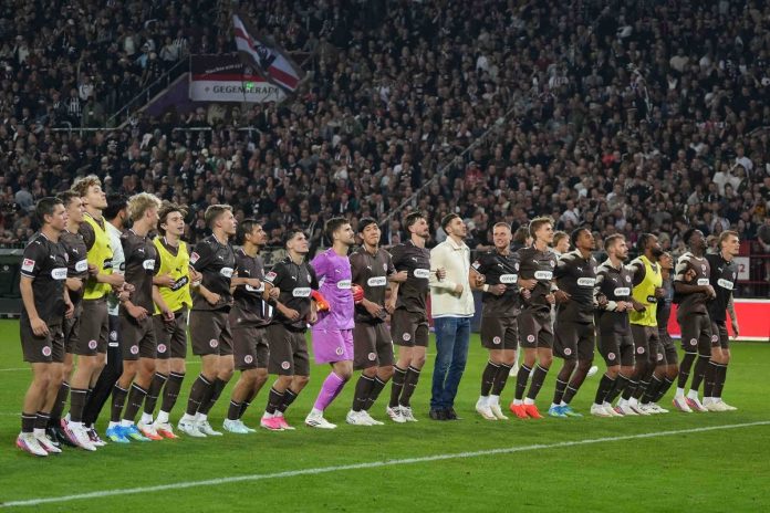 Der FC St. Pauli jubelt vor der Süd