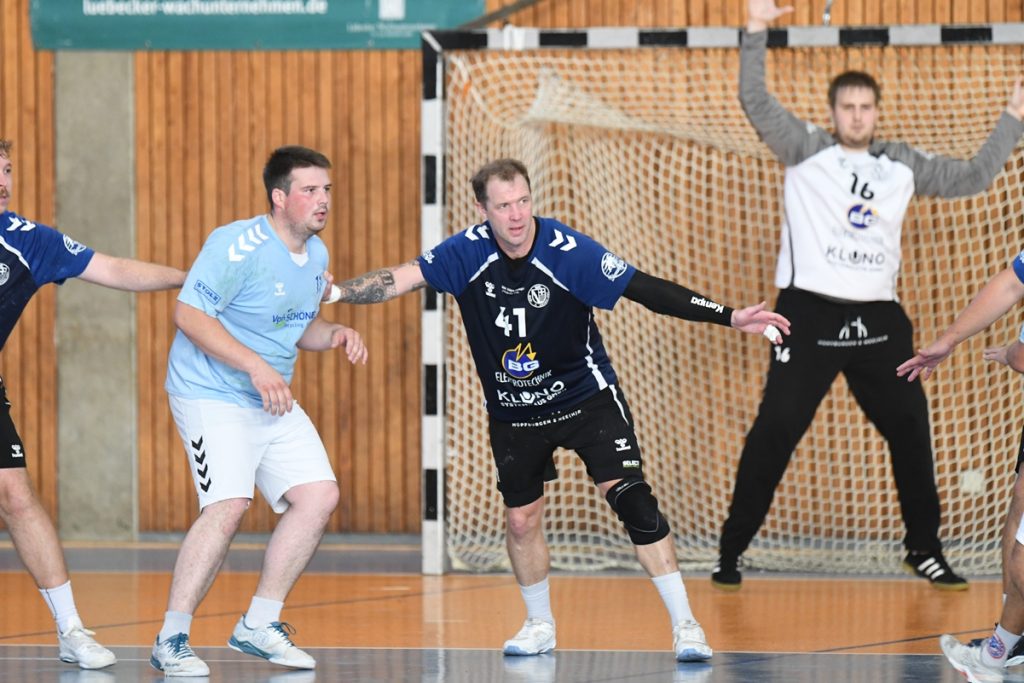 Dritte des VfL Bad Schwartau weiterhin ungeschlagen 1 stefan tietz in der abwehr foto mathias stodter @ Dritte des VfL Bad Schwartau weiterhin ungeschlagen