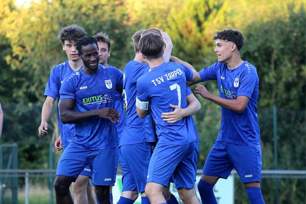 „Ballerbude“ und Zusammenhalt: Ein Aufsteiger mischt die Liga auf 1 zarpen jubelt @ „Ballerbude“ und Zusammenhalt: Ein Aufsteiger mischt die Liga auf