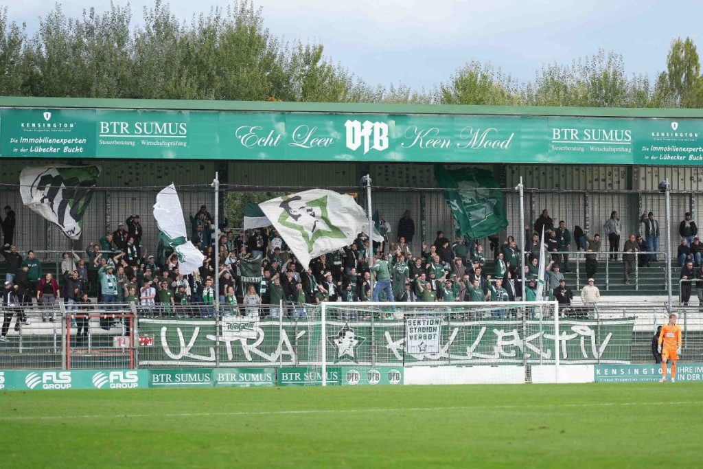 Stereo-Wechselgesang beim VfB Lübeck: „Scheiß UKL!“ – Neues Banner zeigt breiteren Widerstand 2 lobeca 268549 mascha holm 20261017 @ Stereo-Wechselgesang beim VfB Lübeck: „Scheiß UKL!“ – Neues Banner zeigt breiteren Widerstand
