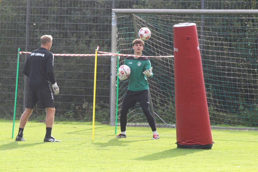louis siefert zwei balle @ VfB Lübeck: Lange Woche mit Abwechslung – Team darf „was auf die Beine stellen“