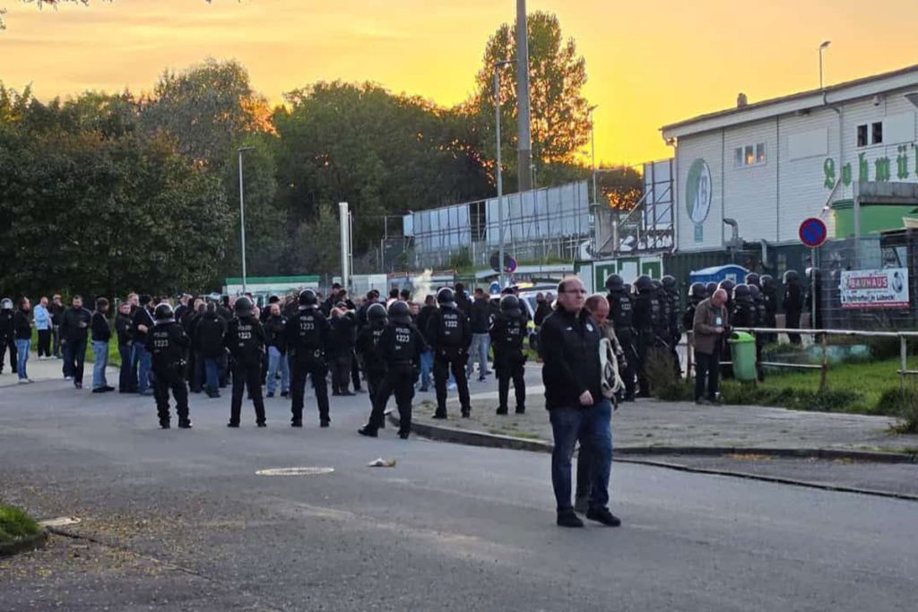 polizei holze @ VfB Lübeck sperrt Fans und Mannschaft mit Polizei aus – Sponsoren-Transparent mit Alarm-Wirkung