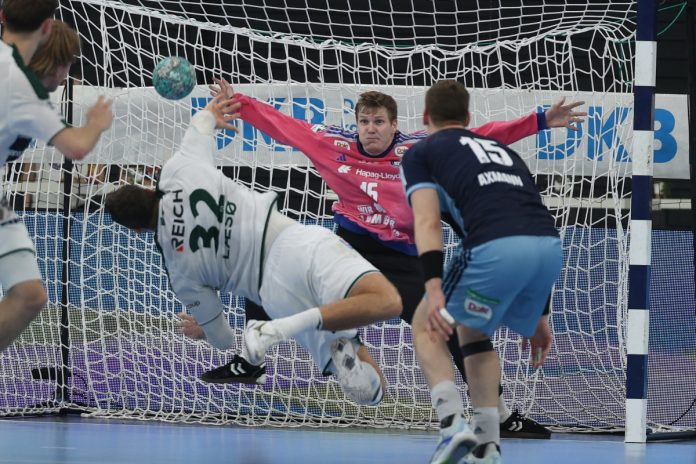 Robin Haug (# 16) mit Parade
