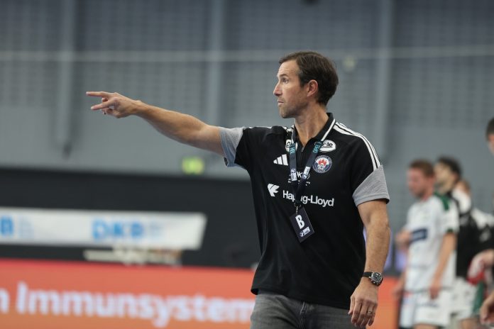 Toto Jansen zeigt die Richtung an